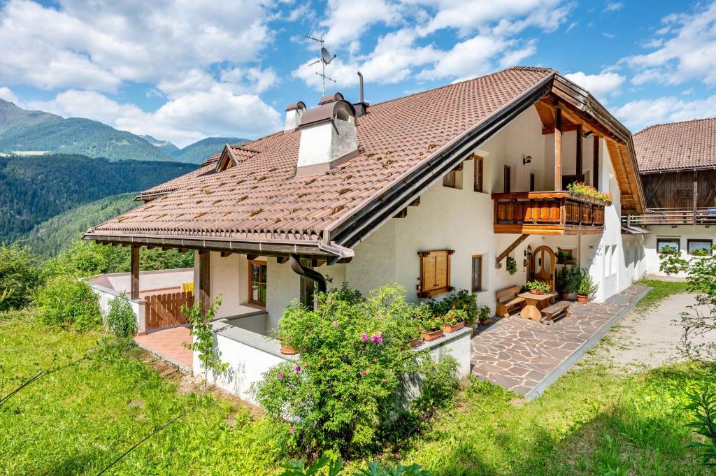 a house with a view of the mountains at Lindenhof Apt 4 in Vandoies