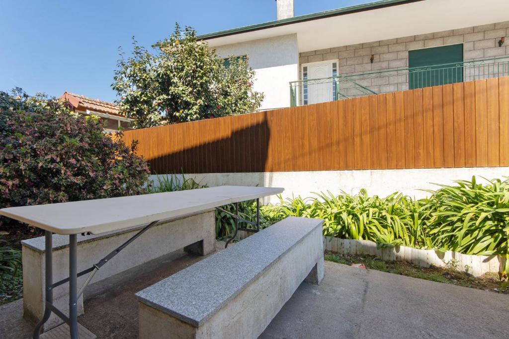 a bench sitting in front of a building at Estúdio entre Porto e Aveiro in Carregosa