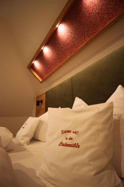 Postel nebo postele na pokoji v ubytování Hotel Hartl's Lindenmühle