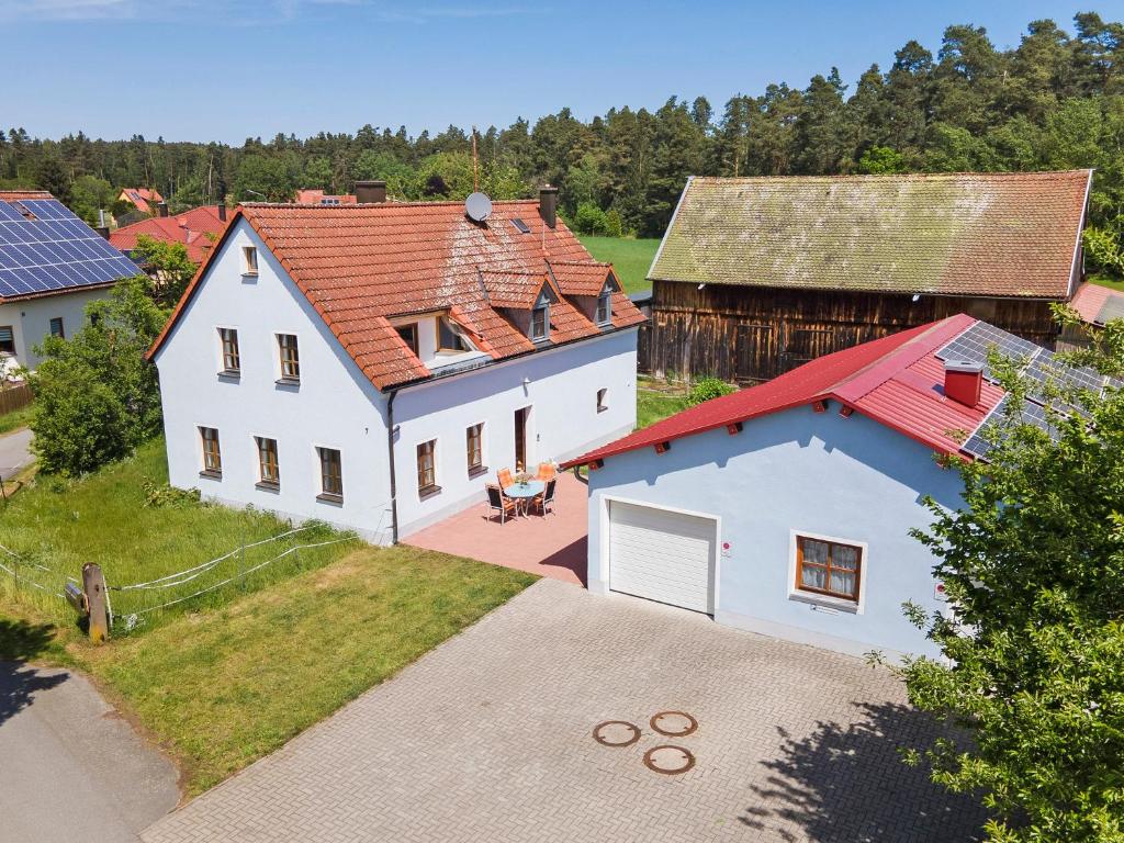 an overhead view of a house and a barn at Ferienwohnung Weiden in Weiden