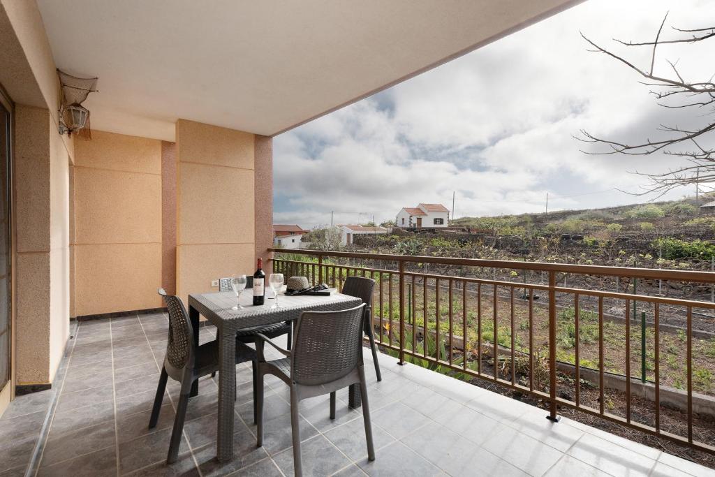 a table and chairs on a balcony with a view at Casa Girdana in Valverde