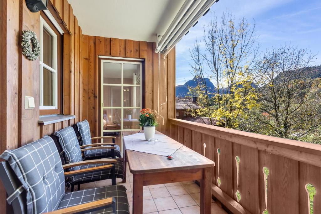 Ferienwohnung Edelweiß - Two-Bedroom Deluxe Apartment With Garden View