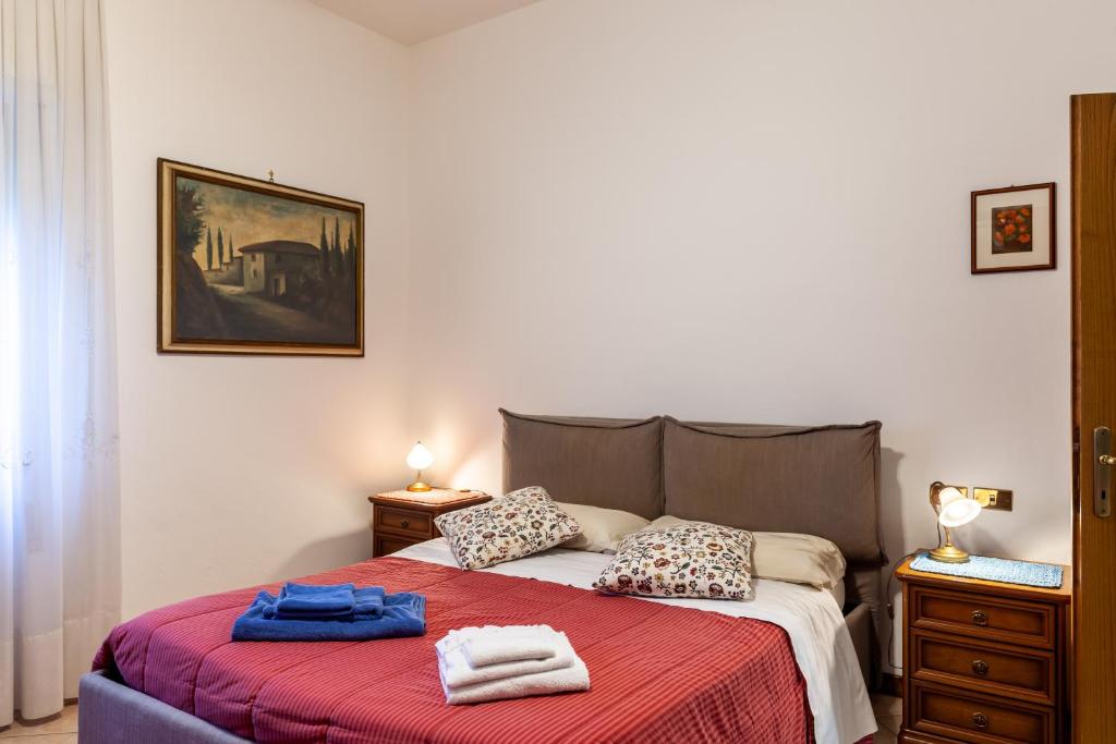 a bedroom with a bed with two towels on it at Casa Umbé in Pietrasanta