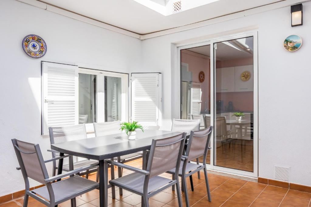 a dining room with a table and chairs at Ca Na Bel in Cala Ratjada