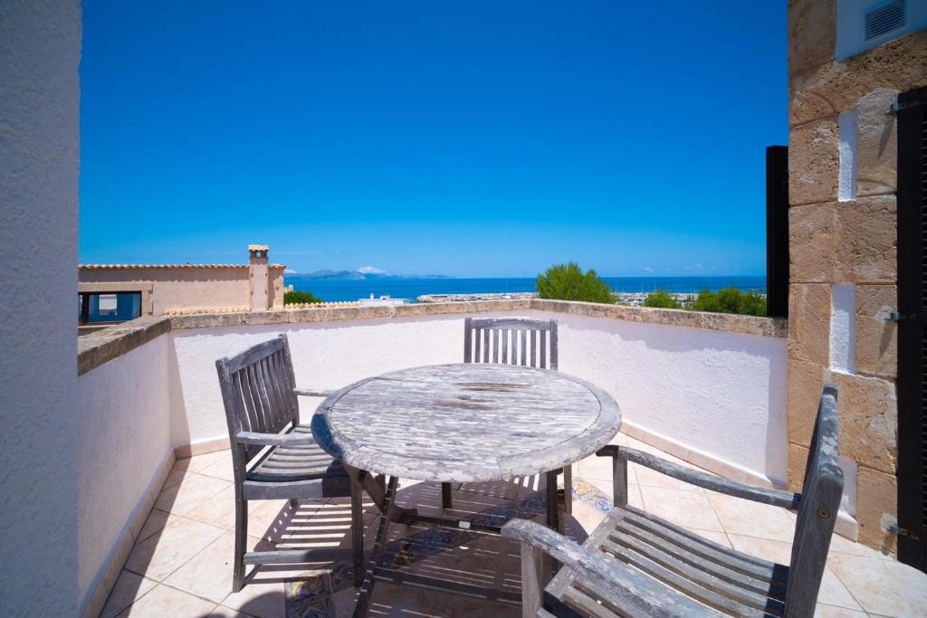 a table and chairs on a balcony with a view of the ocean at Sa vinya in Colonia de Sant Pere