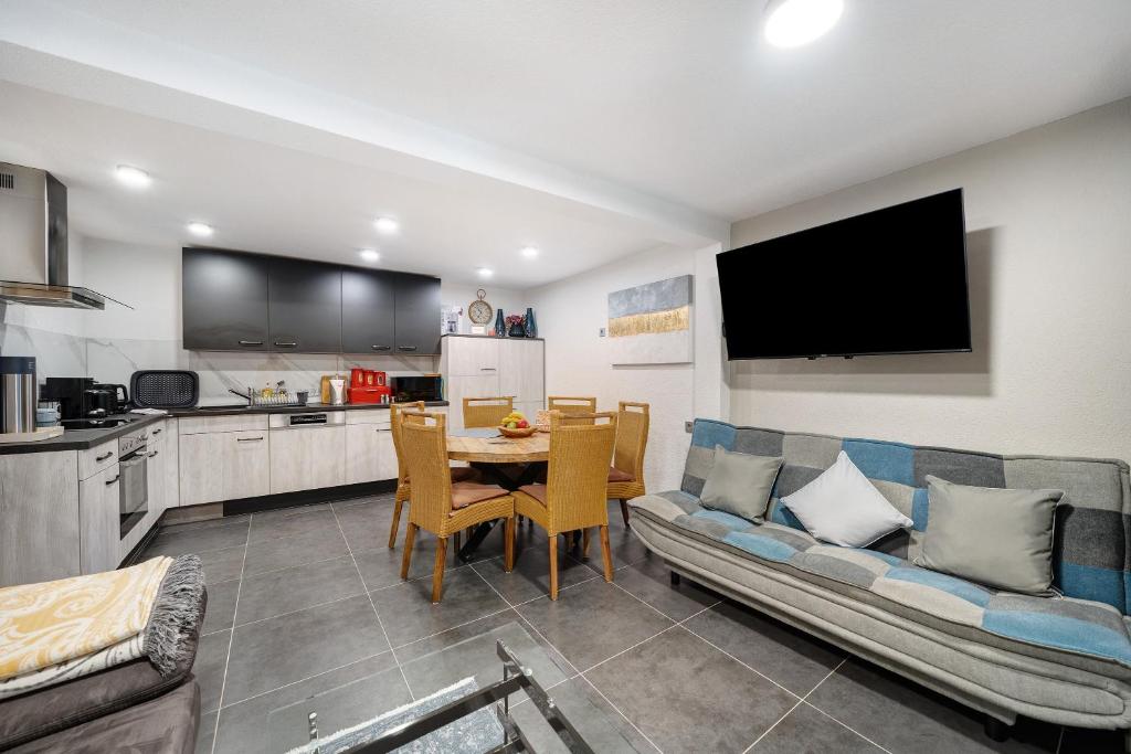 Ferienwohnung Dina - Three-Bedroom Premium Apartment With Balcony