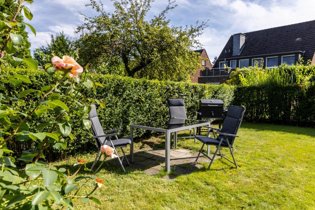 a table and four chairs in a yard at Lichtblick in Bottrop