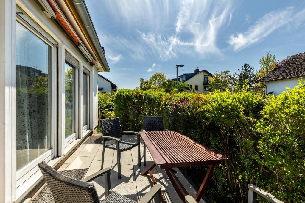 a patio with a table and chairs on a balcony at Ferienwohnung Oberamsel in Marburg an der Lahn