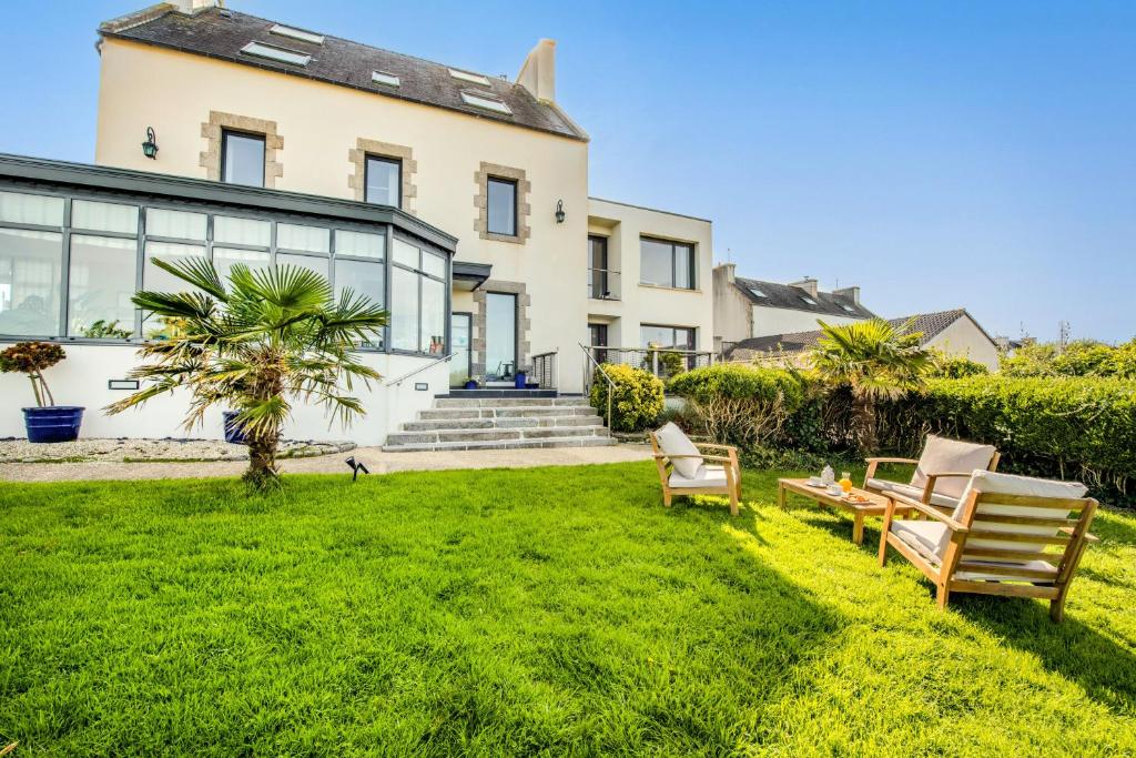 a house with a lawn in front of it at La Demeure Océane in Portsall