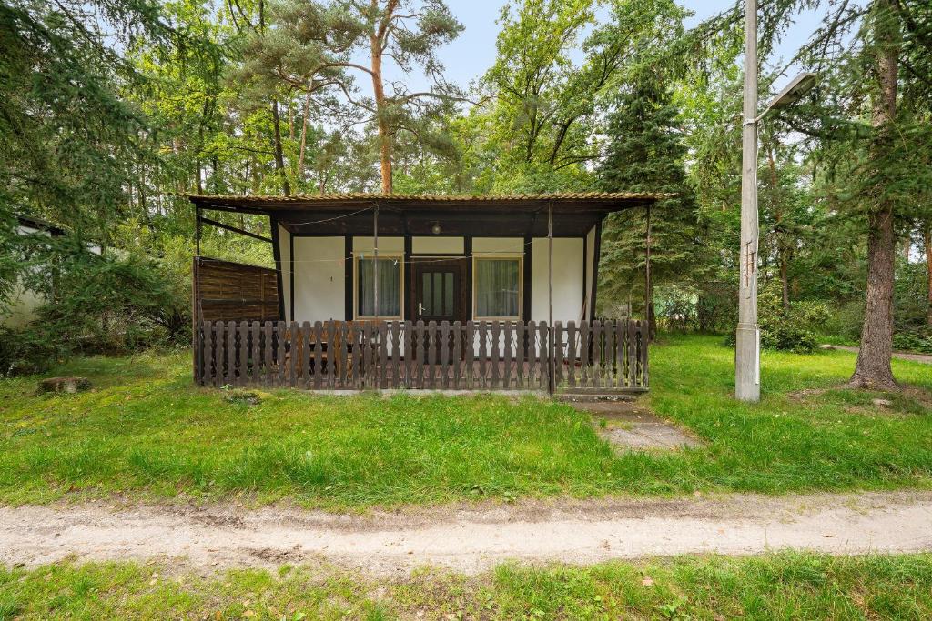 a small cabin in the middle of a forest at Bungalow 17 - Kimbucht in Reichendorf