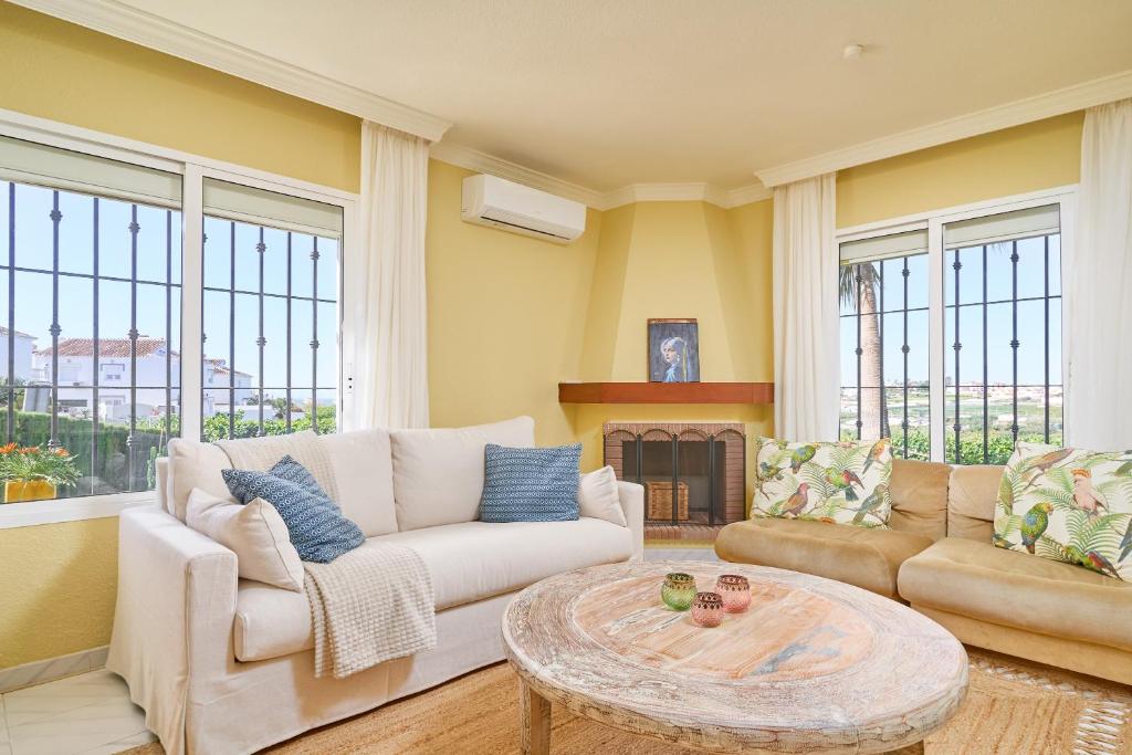 a living room with a couch and a table at Vakantiewoning Torrox Park 300 in Torrox