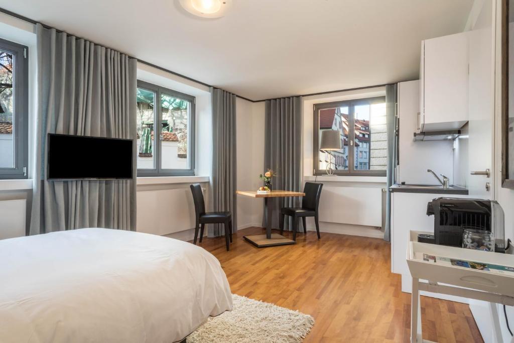 a bedroom with a bed and a table and chairs at 1 Zimmer-appartment Nr 11 in Wangen im Allgäu
