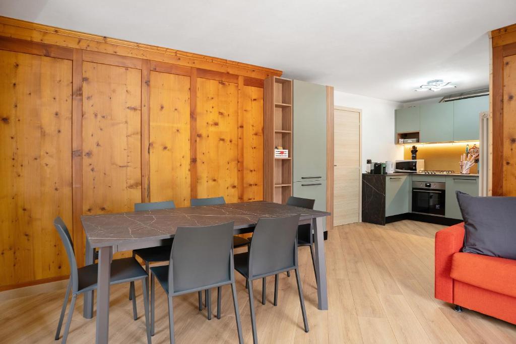 a kitchen and dining room with a table and chairs at Casa Picchio in Rabbi