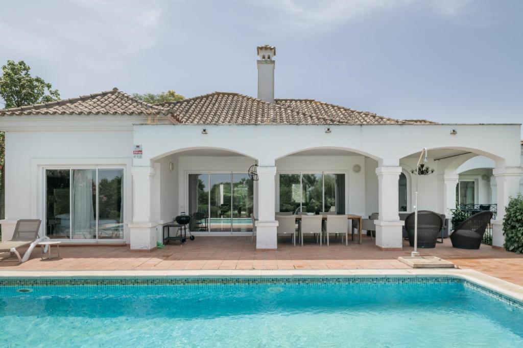 a house with a swimming pool and a patio at Luxury Villa Arcos Golf in Arcos de la Frontera
