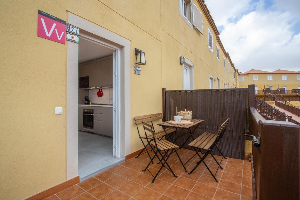 a small balcony with a table and chairs on a building at Morada Ribes in Costa de Antigua