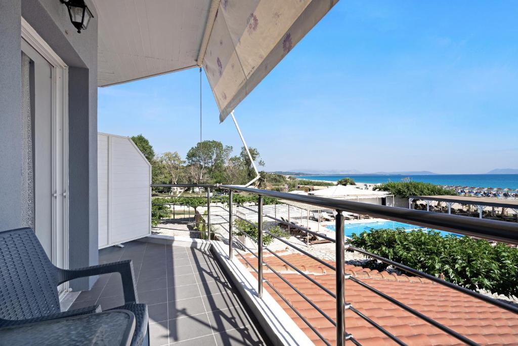 un balcone con una sedia e vista sull'oceano di Iguana studio 3 a Preveza