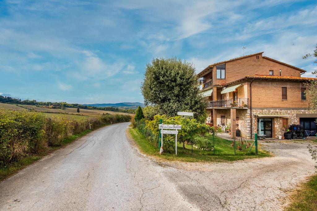 an old house on a dirt road at Agriturismo Osea in Monteriggioni