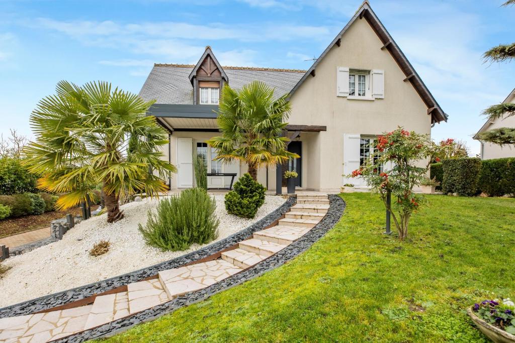 a house with palm trees in the front yard at Chambre d'hôtes - Mon Plaisir in Civray-de-Touraine