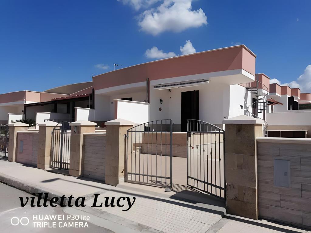 a house with a gate and a fence at Villetta Lucy in Salve