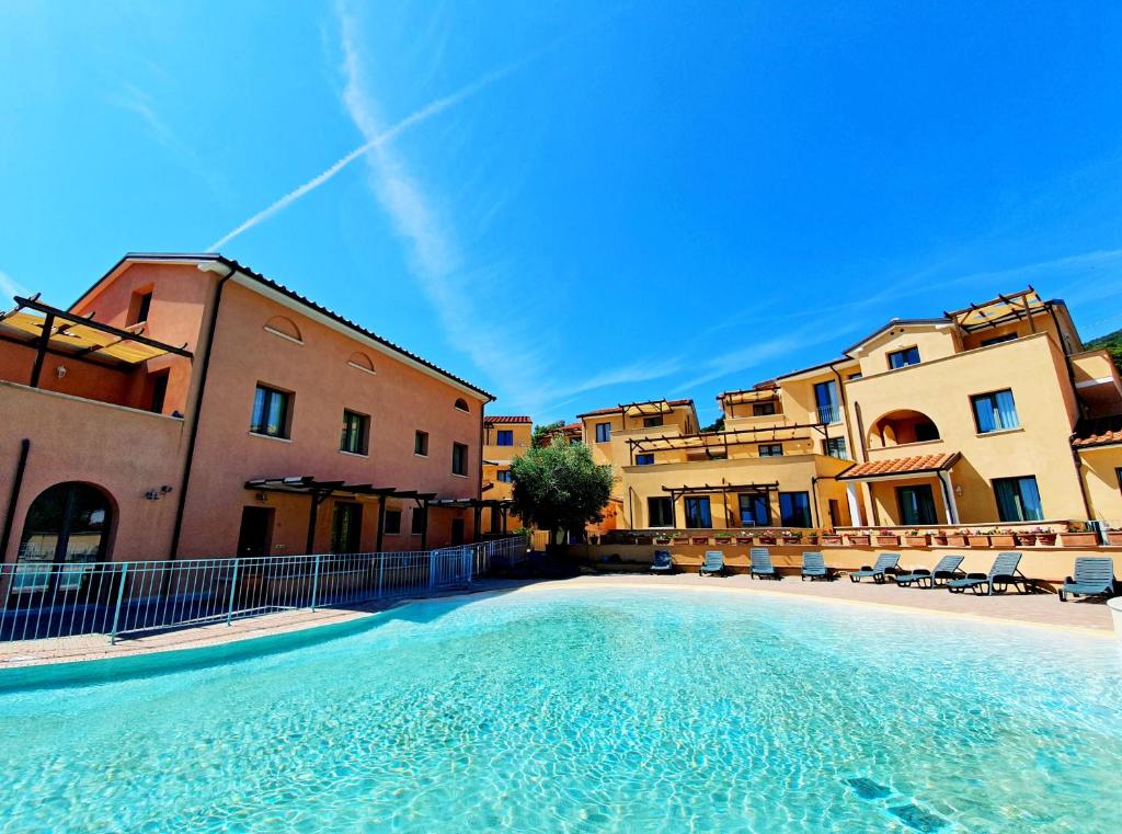 a large swimming pool in front of some buildings at La Pergola al Cavo 5 in Cavo