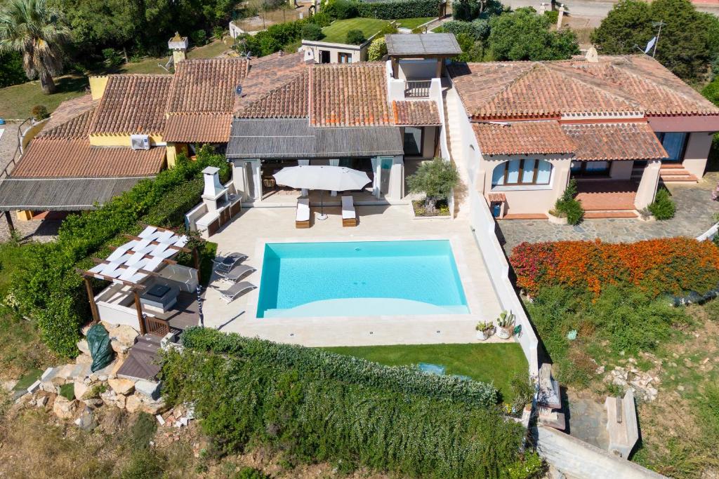 an aerial view of a house with a swimming pool at Villa Flora Sea View in Cuile Pazzoni