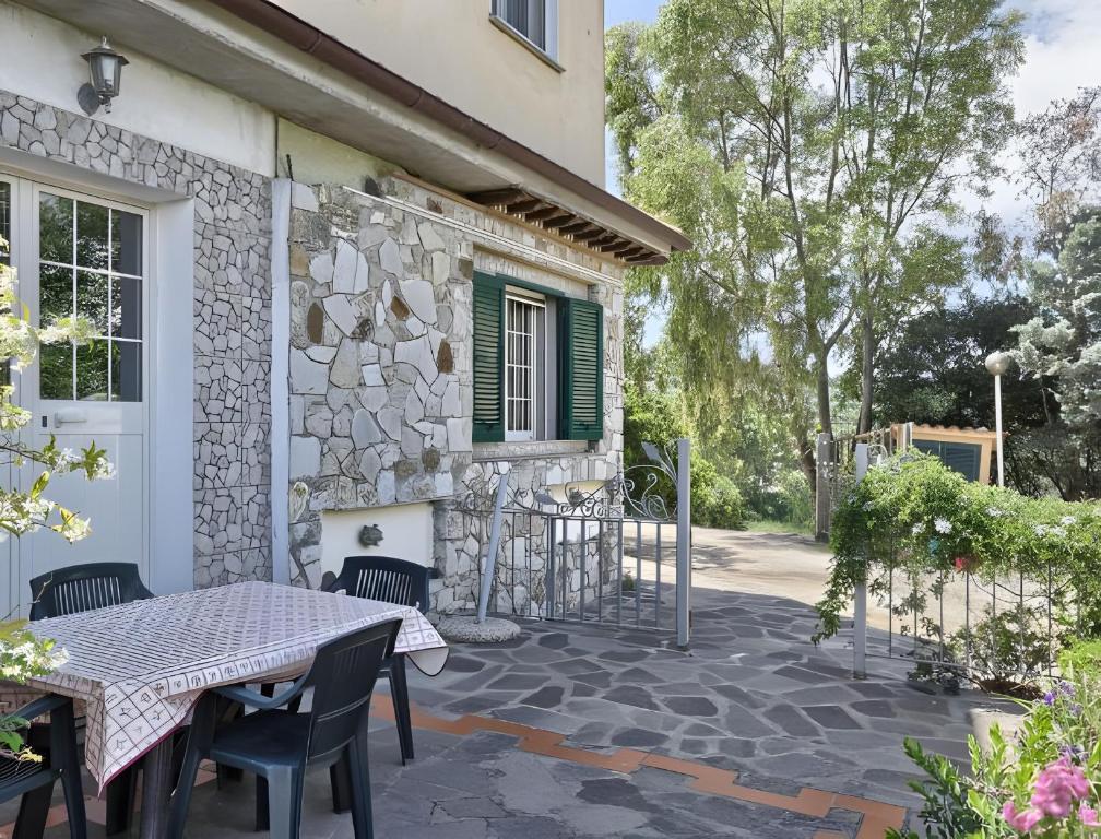 a patio with a table and chairs and a building at Appartamento Tramonto in Capoliveri