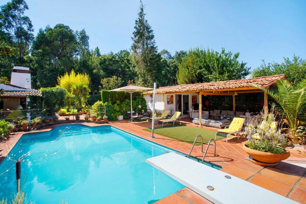 a swimming pool in a yard with a house at Casa do Campo Dornes Um in Paio Mendes