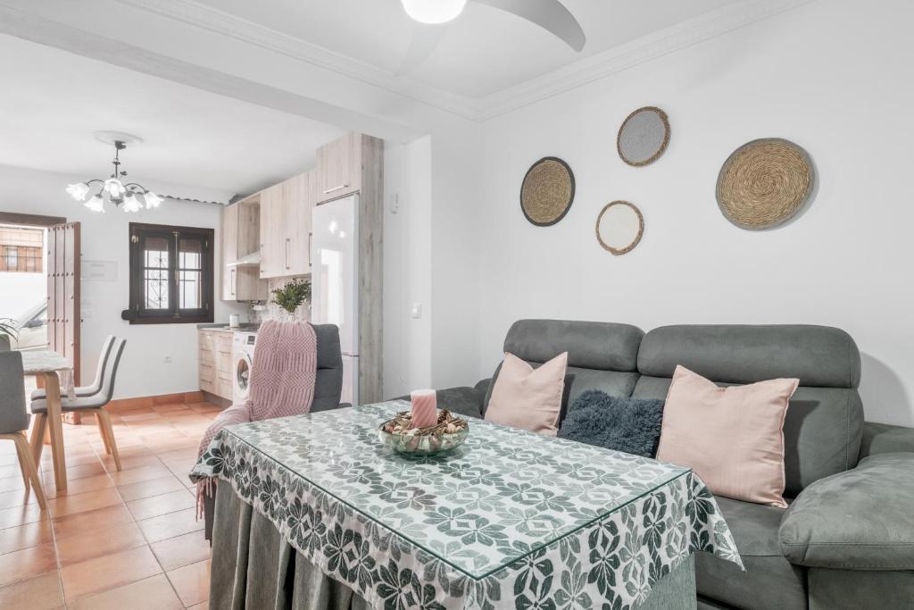 a living room with a table and a couch at Mi Ilusión in Grazalema
