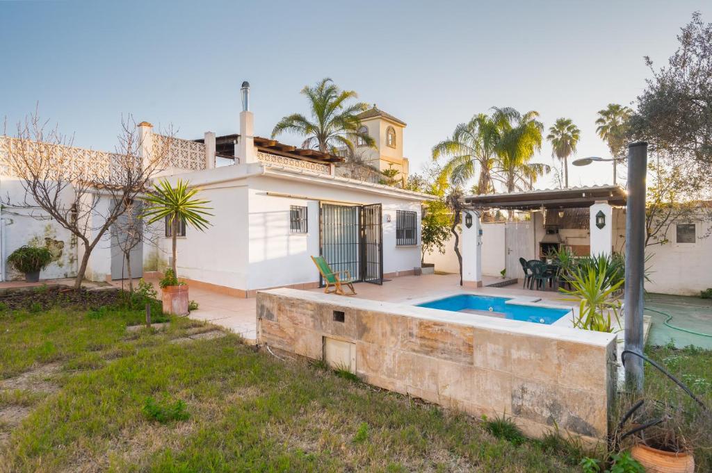 a house with a swimming pool in a yard at Casa Familiar con Piscina in La Rinconada