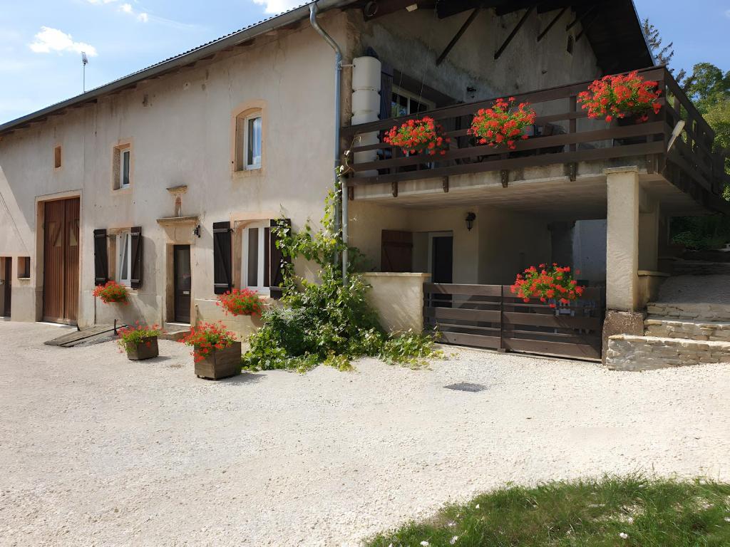 a building with flower boxes on the side of it at Gîte De La Verdurette in Pettonville