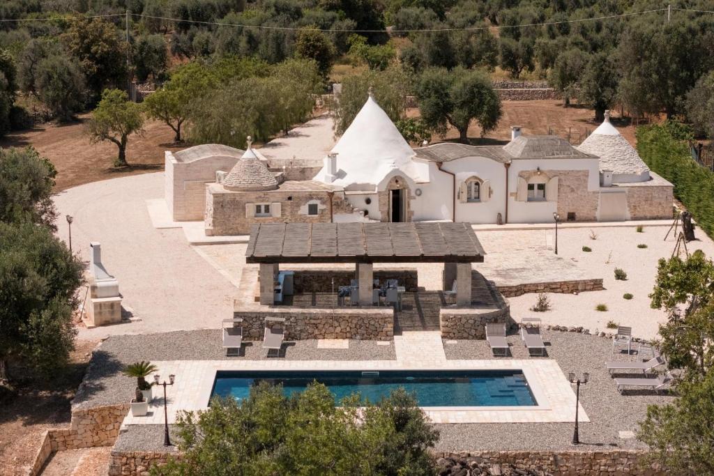 an aerial view of a house with a swimming pool at Trulli Aletheia Con Piscina Privata in Ceglie Messapica