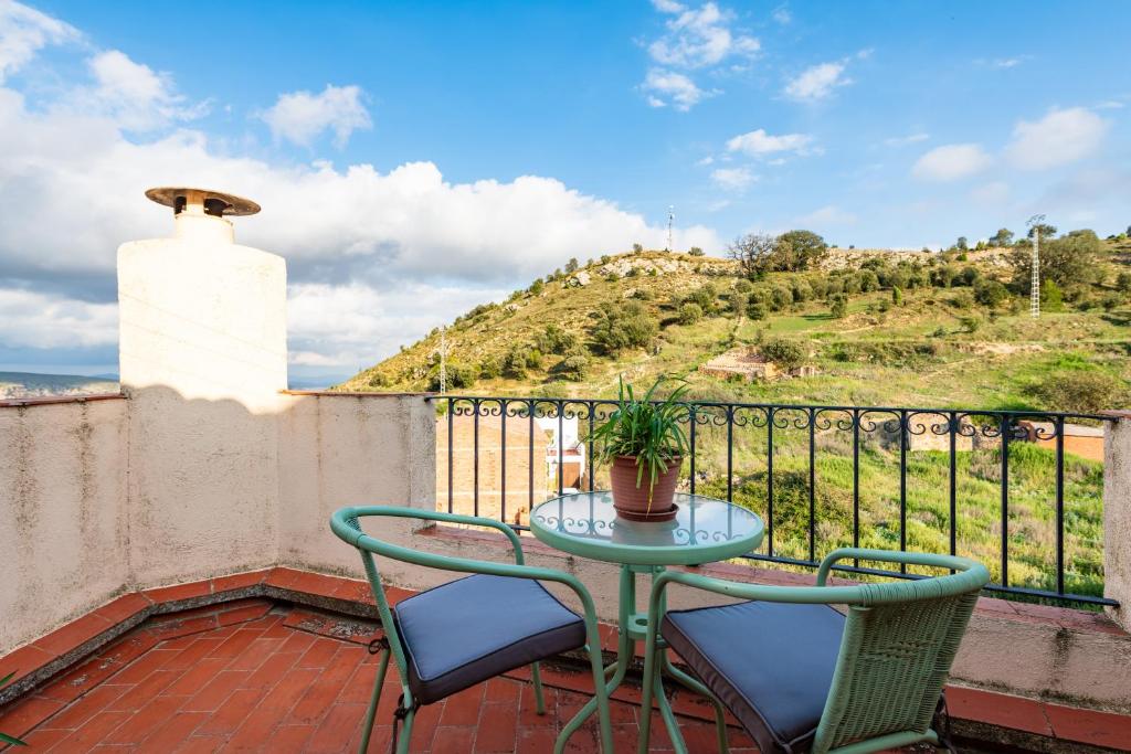 a patio with a table and chairs on a balcony at Casa Lino in Culla