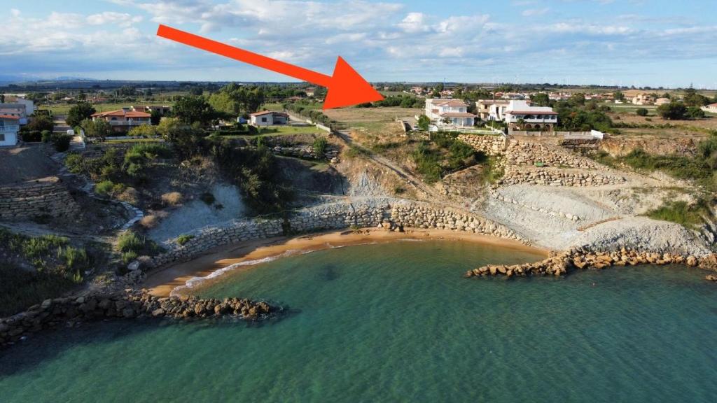 an aerial view of a beach with a red arrow at Casa vacanze Capo Rizzuto 3 in Capo Rizzuto