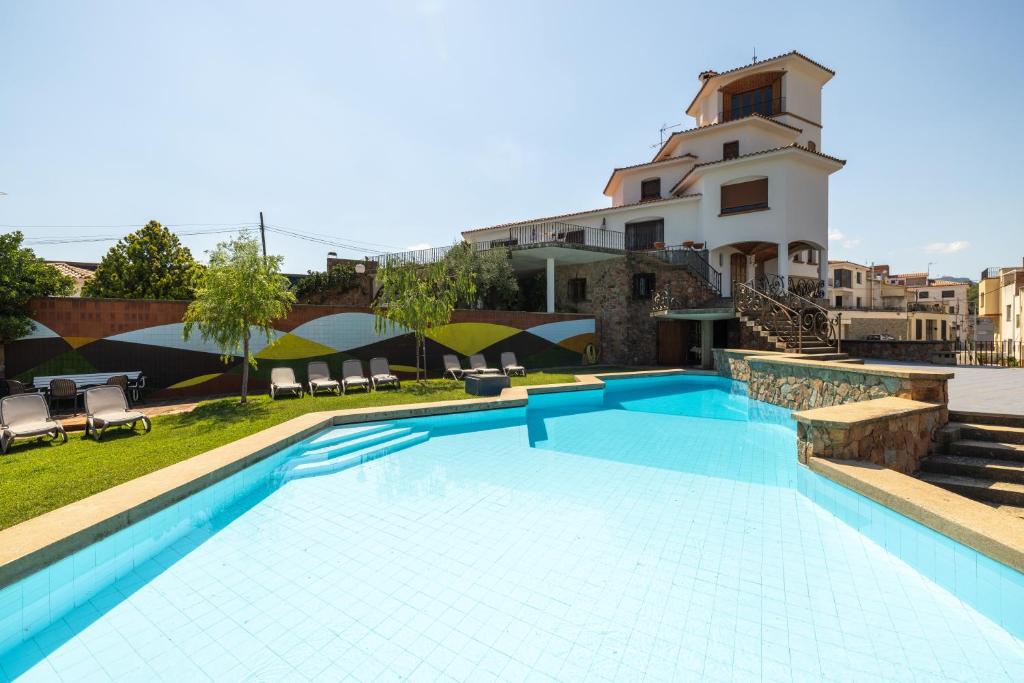 a swimming pool in front of a building at Villa La Guaita in Ríudecañas