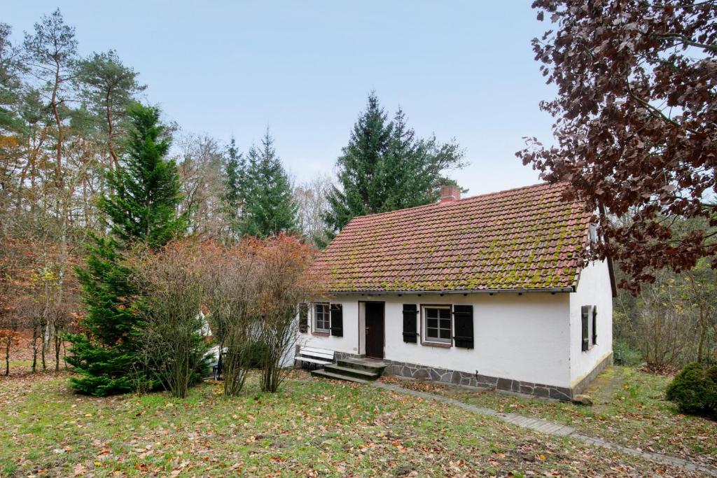 a small white house with a red roof at Idyllisches Bauernhaus in Gerswalde