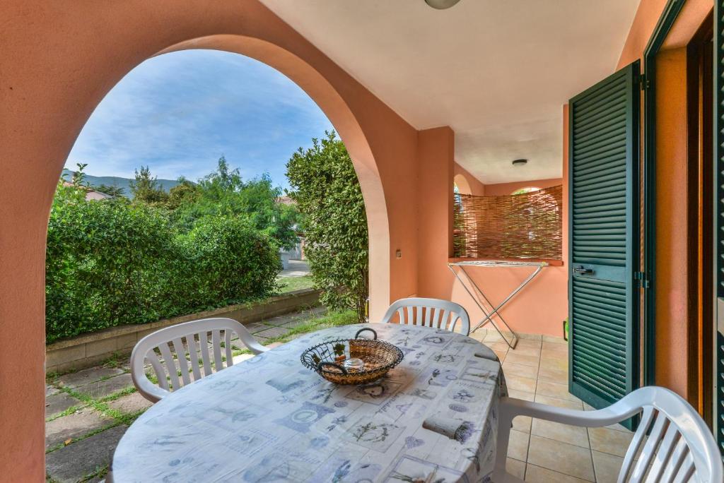 a table and chairs on a patio at Appartamento 3b in Campo nell'Elba