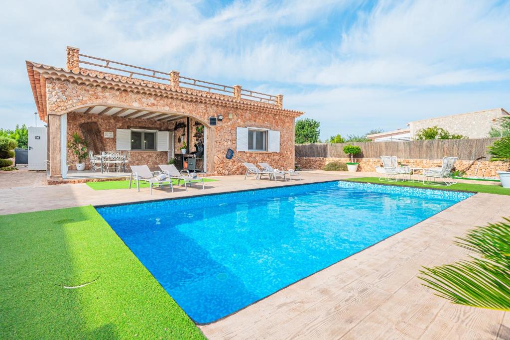 a villa with a swimming pool in a yard at Villa Sueños in Marratxí 