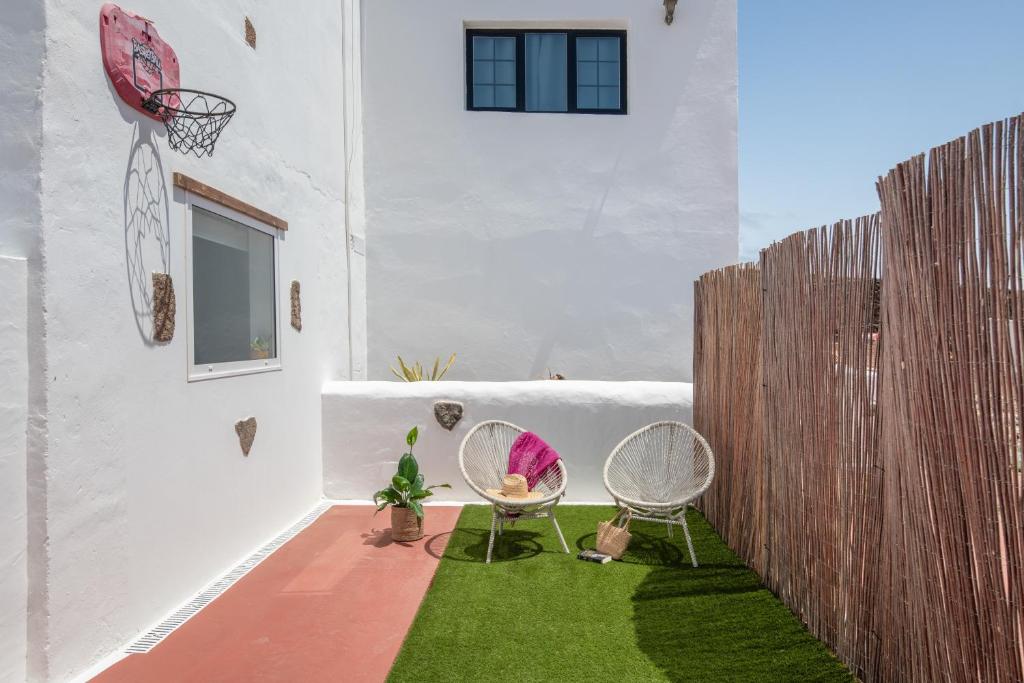a garden with two chairs and a fence at Rincón De Agustín in Mácher