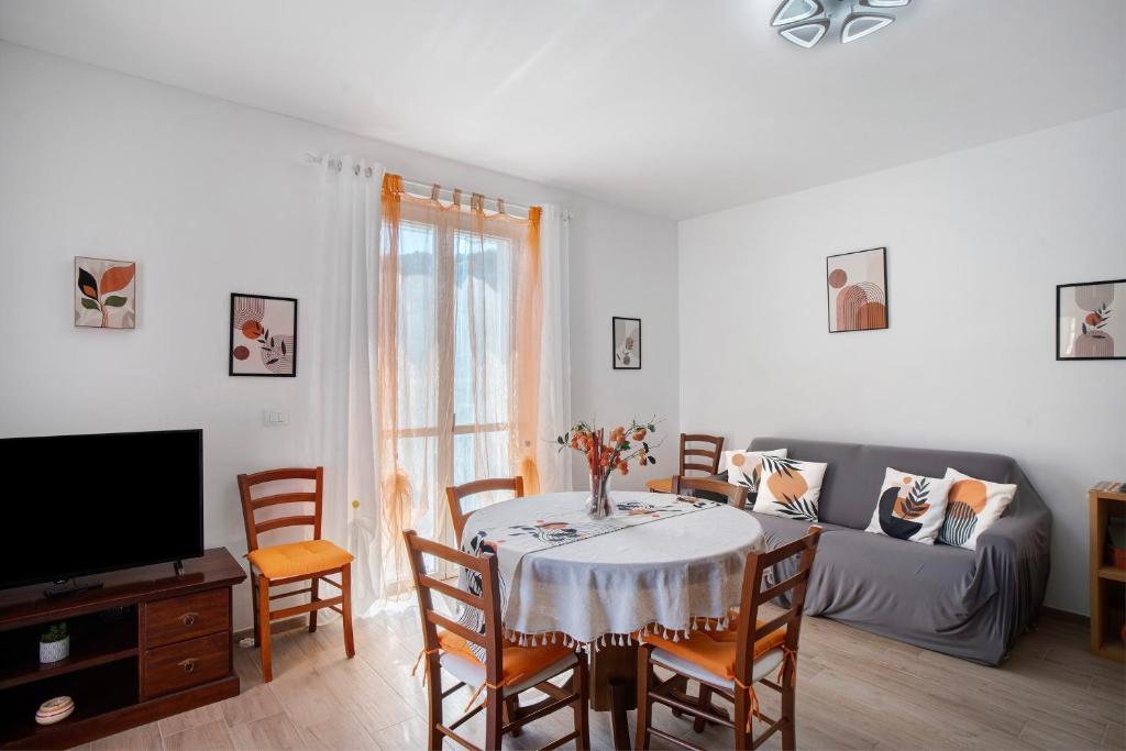 a living room with a table and a couch at Cà du Mandaìn in Pairola
