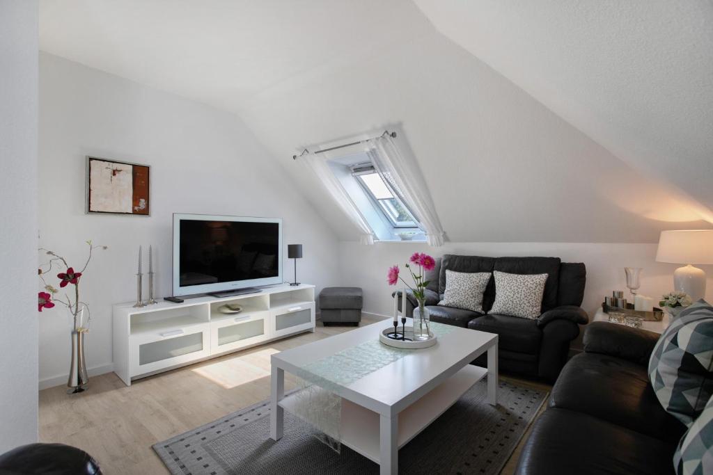 a living room with a couch and a tv at Ferienwohnung Marita Carstensen in Viöl