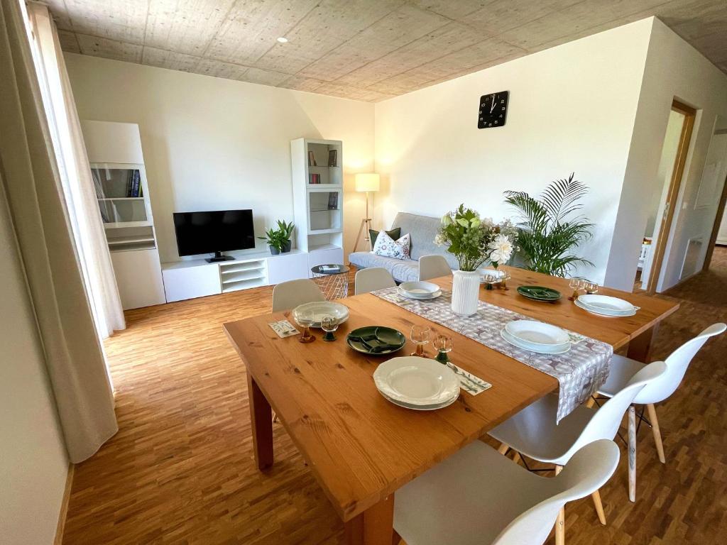 a dining room with a wooden table and chairs at Ferienwohnung Grüner Ausblick in Elzach