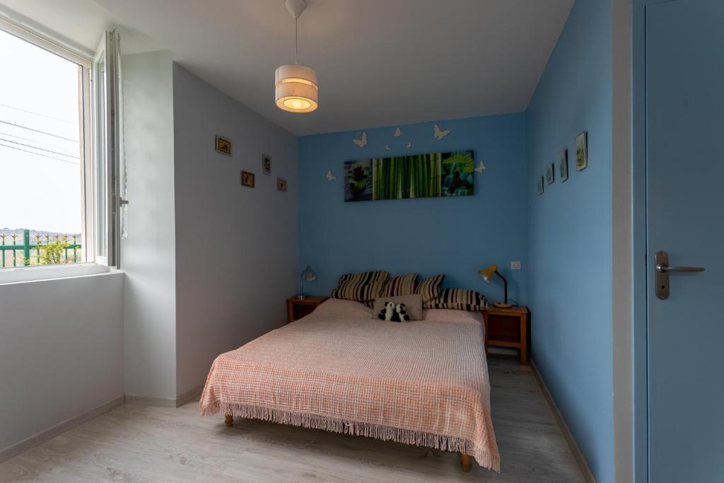 a bedroom with a bed with two dogs on it at Chambre d'hôtes Ticounat in Piets-Plasence-Moustrou
