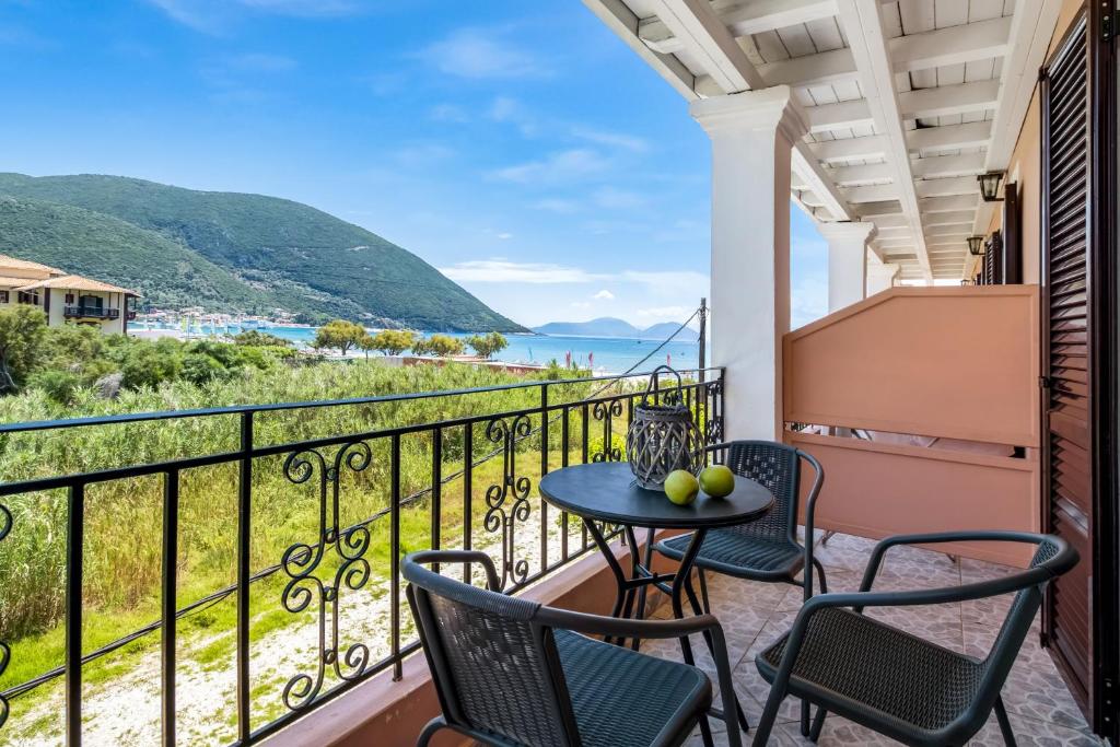 a balcony with a table and chairs and a view of the ocean at Studio Rea in Póndi