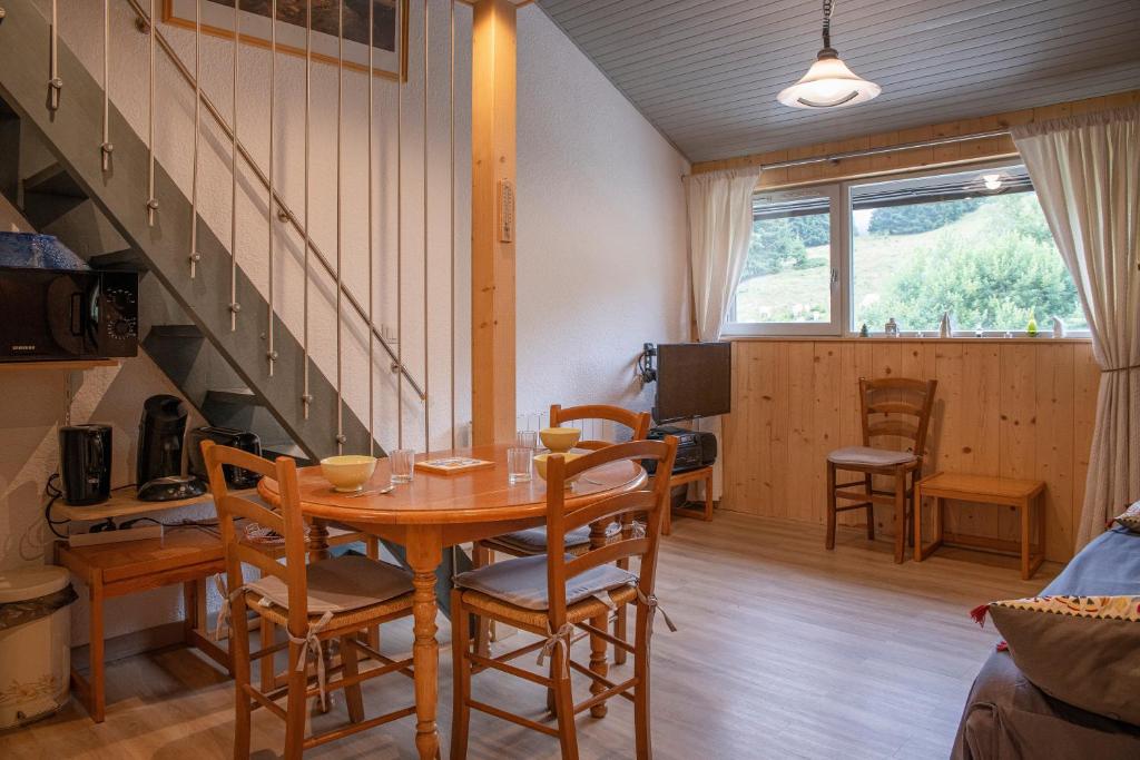 a dining room with a table and chairs at Cosy Studio Mezzanine in Allevard