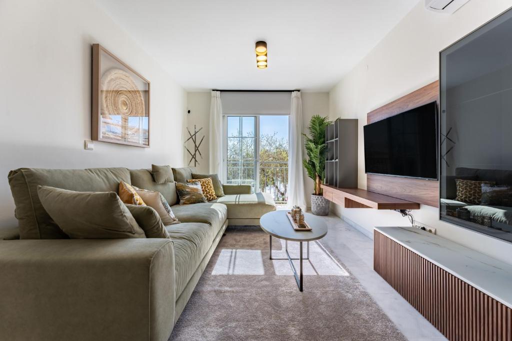 ein Wohnzimmer mit Sofa und Fernseher in der Unterkunft Oasis Mijas Centro in Mijas