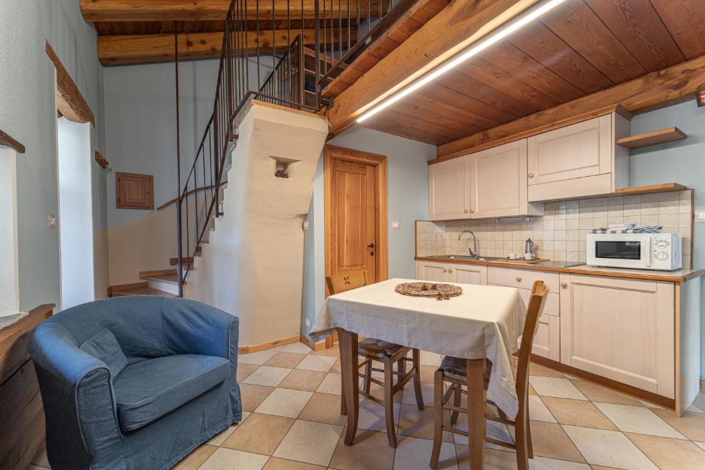 a kitchen and dining room with a table and a chair at Civico 5 in Marmora