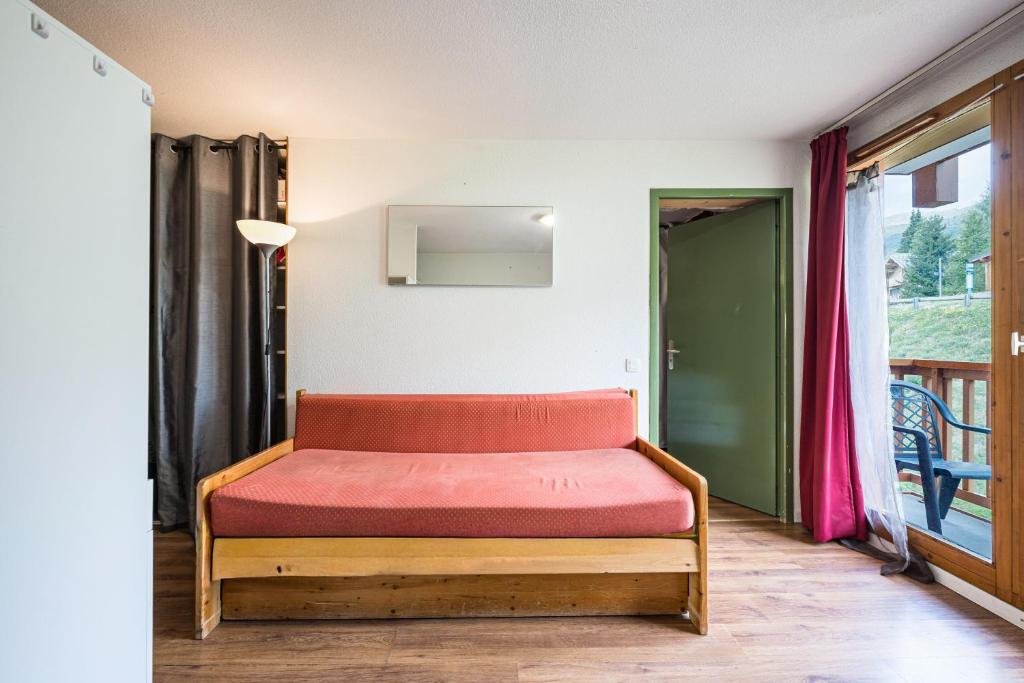 a bench in a room with a window at Appartement 'Bds1 37' 5 Couchage in Saint-François-Longchamp