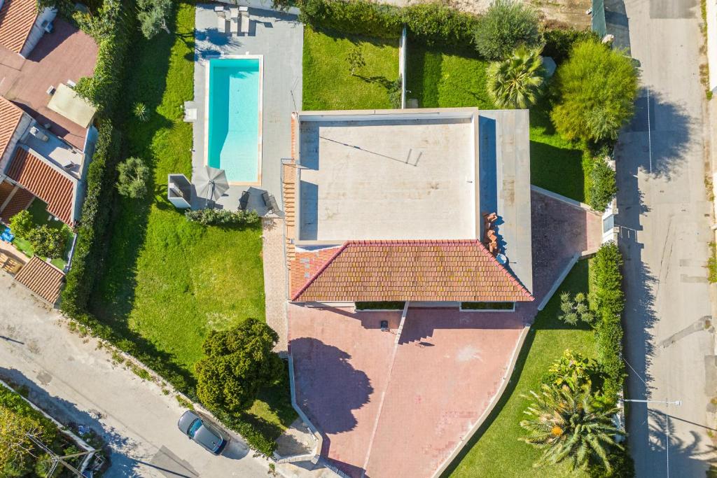 an overhead view of a swimming pool and a house at Villa Fontane Bianche with pool in Fontane Bianche