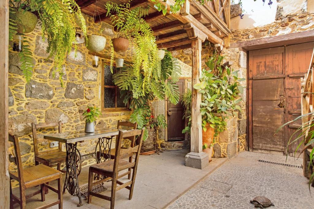 a patio with a table and some plants at Casa Emblemática La Pileta Bentejui in Agüimes