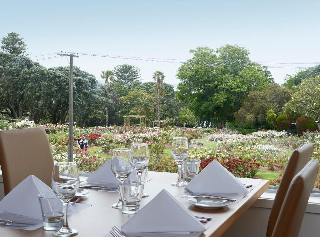 Un restaurante o sitio para comer en Auckland Rose Park Hotel